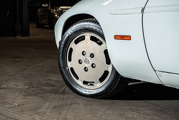 Porsche 928 22 of 25