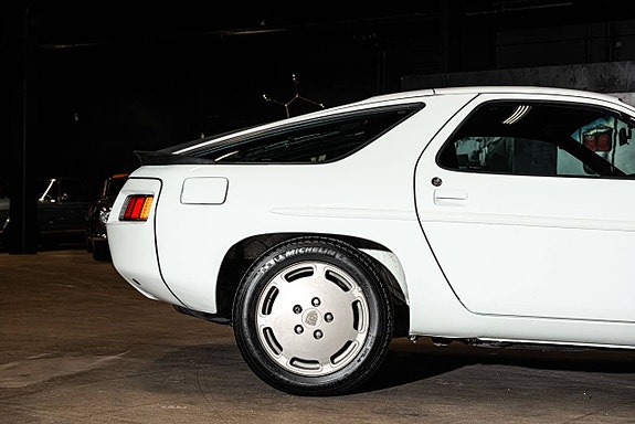Porsche 928 24 of 25