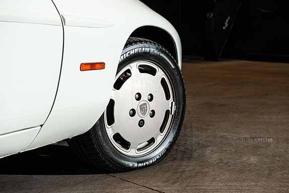 Porsche 928 25 of 25