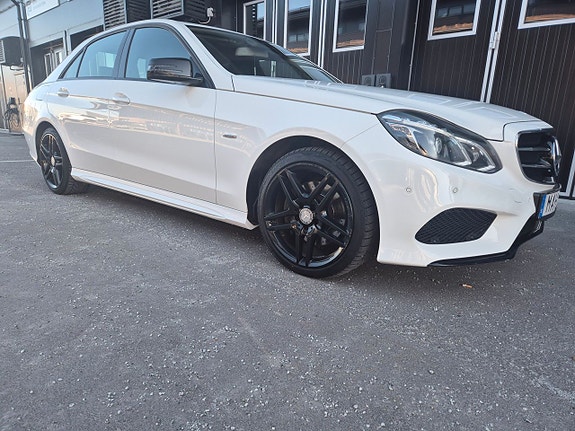 Mercedes-Benz E220 2 of 5