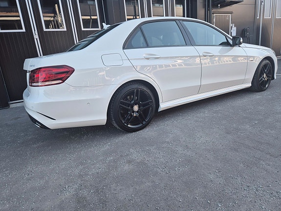 Mercedes-Benz E220 4 of 5