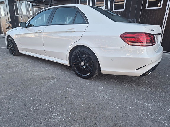 Mercedes-Benz E220 3 of 5