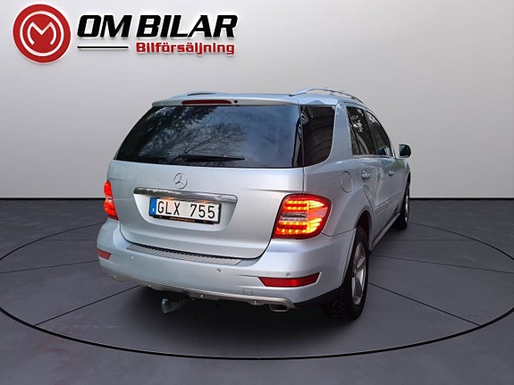 Mercedes-Benz ML230 3 of 5