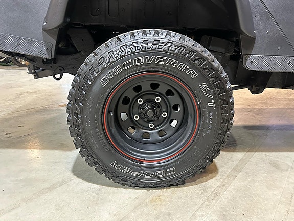 Land Rover Defender 110 24 of 30