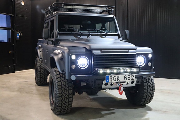 Land Rover Defender 110 2 of 5