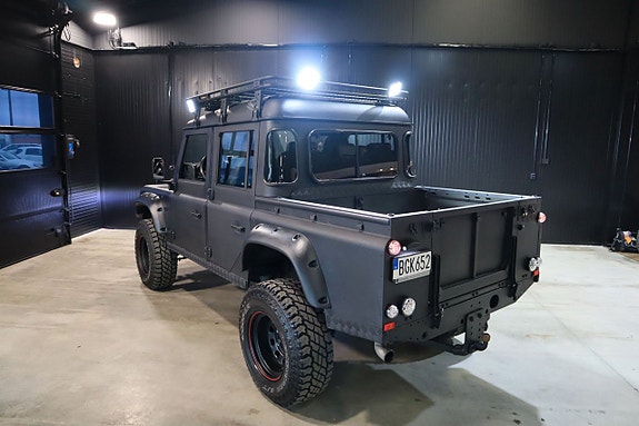 Land Rover Defender 110 8 of 30