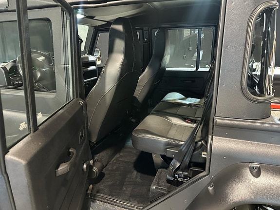 Land Rover Defender 110 14 of 30