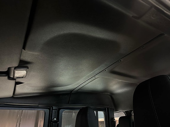 Land Rover Defender 110 18 of 30