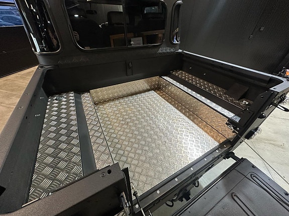Land Rover Defender 110 9 of 30