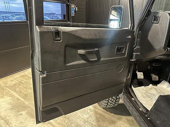 Land Rover Defender 110 17 of 30