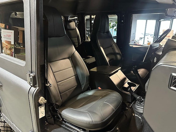 Land Rover Defender 110 15 of 30