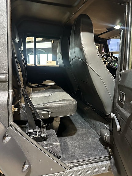 Land Rover Defender 110 30 of 30