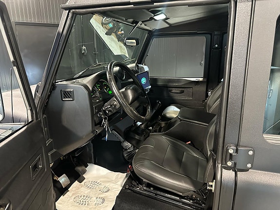 Land Rover Defender 110 13 of 30