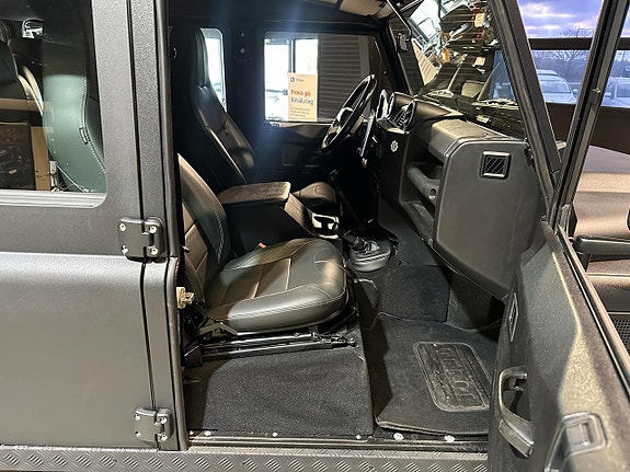 Land Rover Defender 110 16 of 30