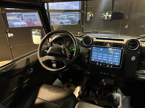 Land Rover Defender 110 19 of 30