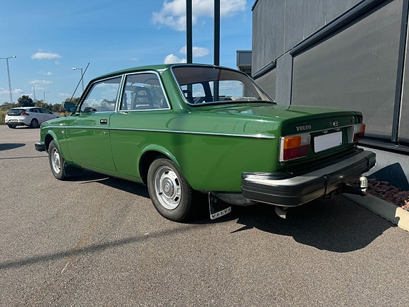 Volvo 242 2 of 5