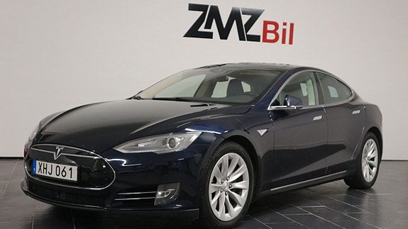 Tesla Model S 2 of 5
