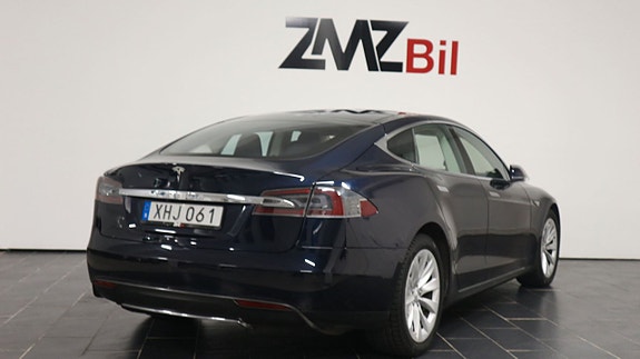 Tesla Model S 4 of 5
