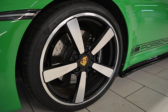 Porsche 911 Carrera S 3 of 5