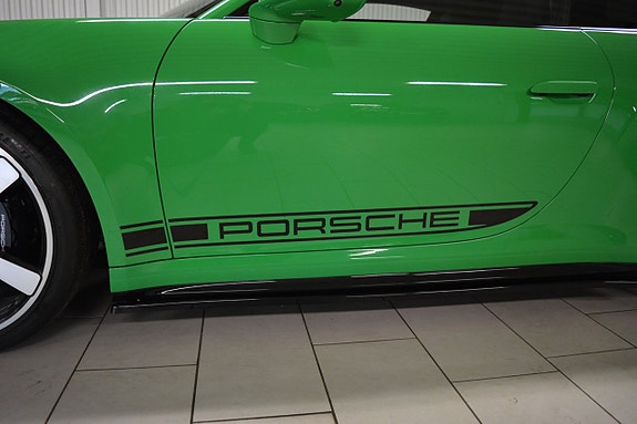 Porsche 911 Carrera S 4 of 5