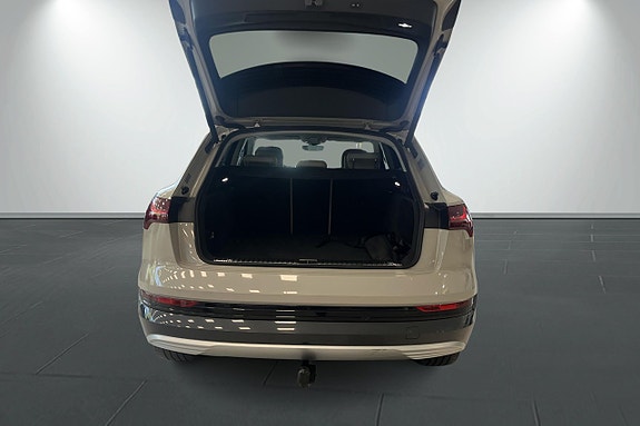 Audi e-tron 16 of 21
