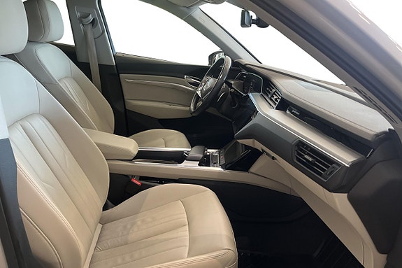 Audi e-tron 10 of 21