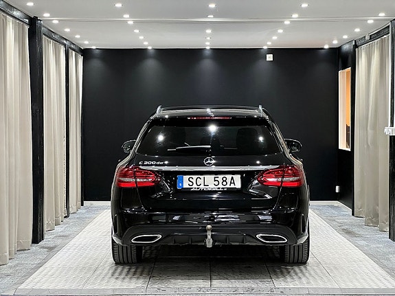 Mercedes-Benz C300 4 of 5