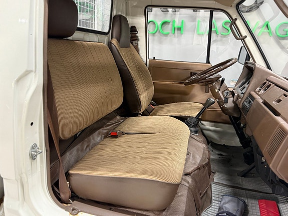 Toyota HiAce Pick-up 9 of 27