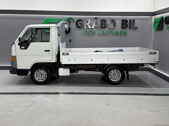 Toyota HiAce Pick-up 2 of 5