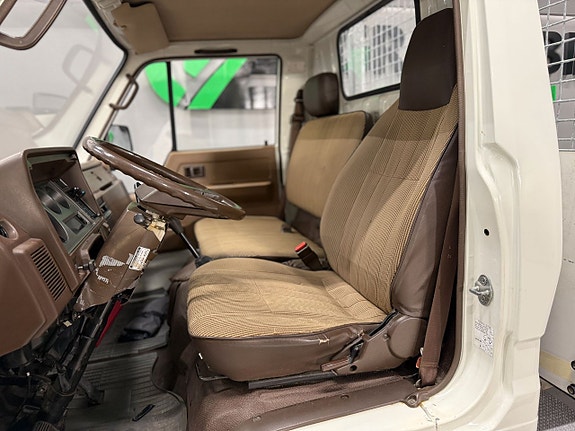 Toyota HiAce Pick-up 8 of 27