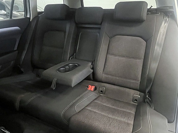 Volkswagen Passat 11 of 26