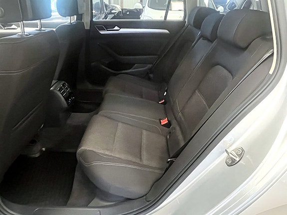 Volkswagen Passat 9 of 26