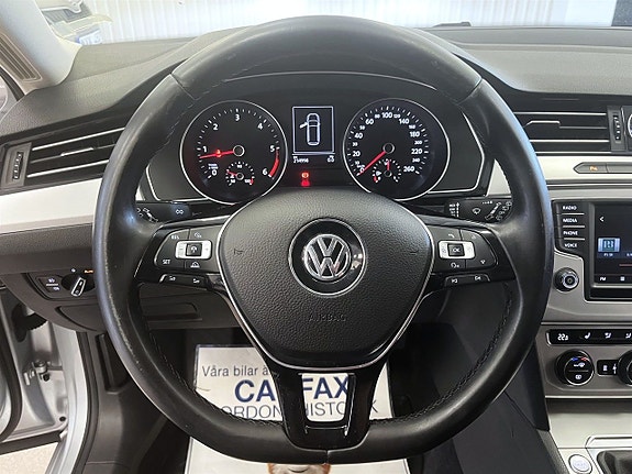 Volkswagen Passat 18 of 26