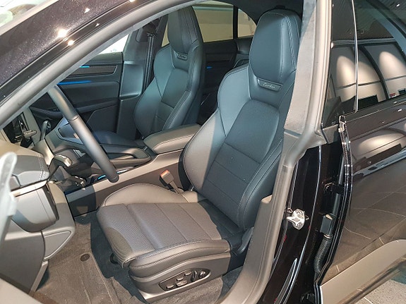 Porsche Macan Turbo 7 of 12