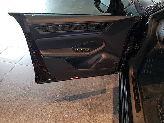 Porsche Macan Turbo 6 of 12