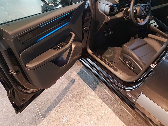 Porsche Macan Turbo 12 of 12