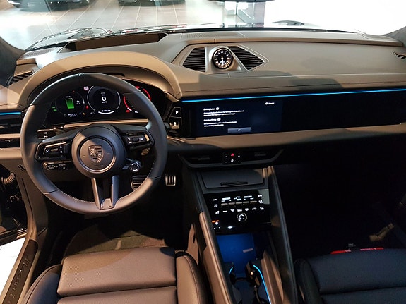 Porsche Macan Turbo 10 of 12