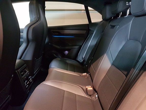 Porsche Macan Turbo 9 of 12
