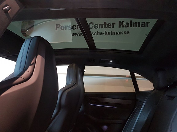 Porsche Macan Turbo 8 of 12