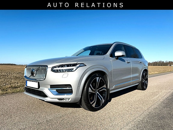 Volvo XC90 2 of 11