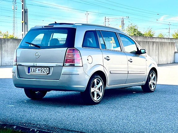 Opel Zafira 3 of 5
