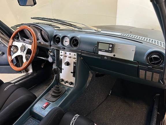 Mercedes-Benz 350 SL 16 of 22