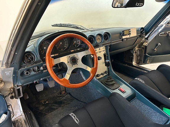 Mercedes-Benz 350 SL 15 of 22