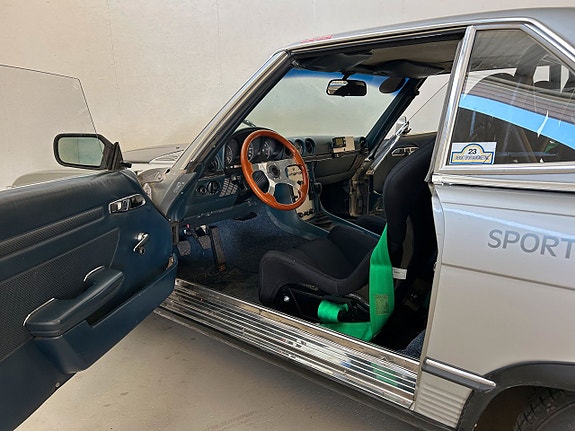 Mercedes-Benz 350 SL 20 of 22