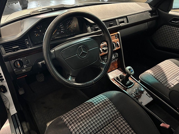 Mercedes-Benz 300 CE-24 6 of 9