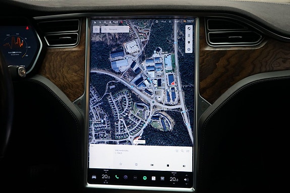 Tesla Model X 13 of 16