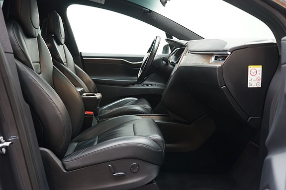 Tesla Model X 7 of 16