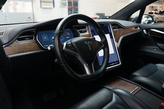 Tesla Model X 11 of 16