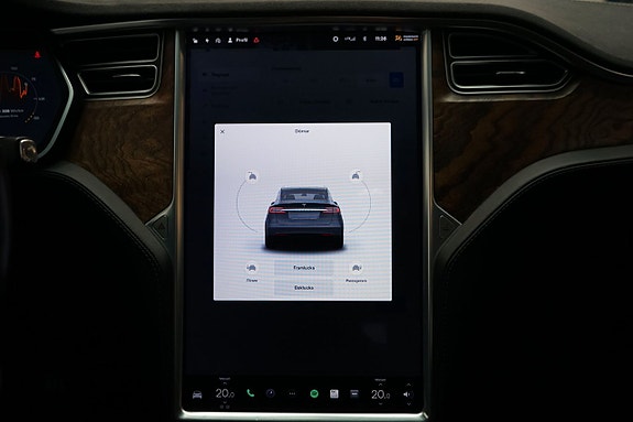 Tesla Model X 14 of 16