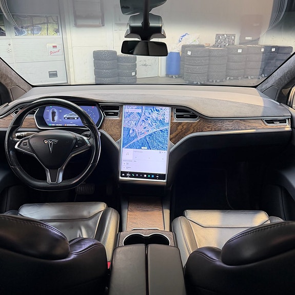 Tesla Model X 9 of 11